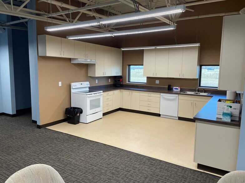 More Photos Of 8570 Northwest Blvd, Indianapolis Medical For Lease