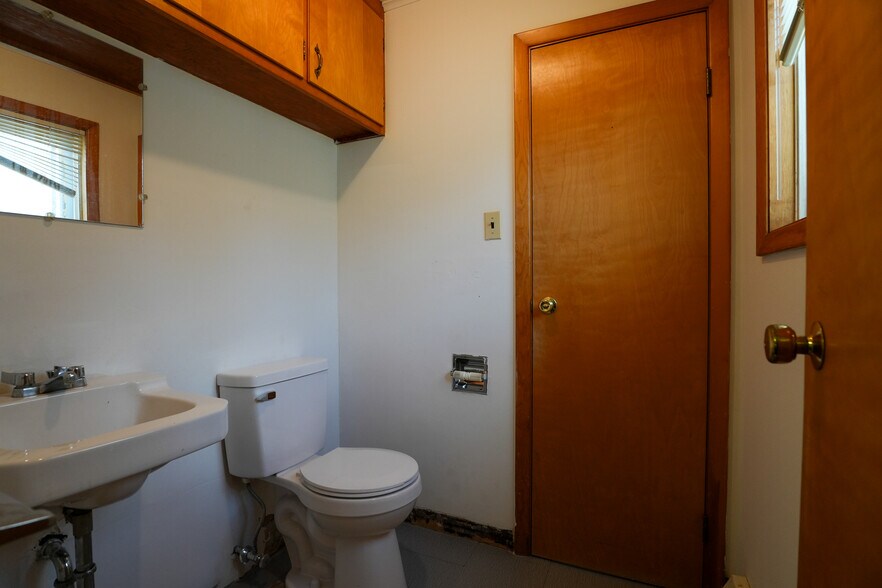 More Photos Of 277 Division St N, North Tonawanda Office For Sale