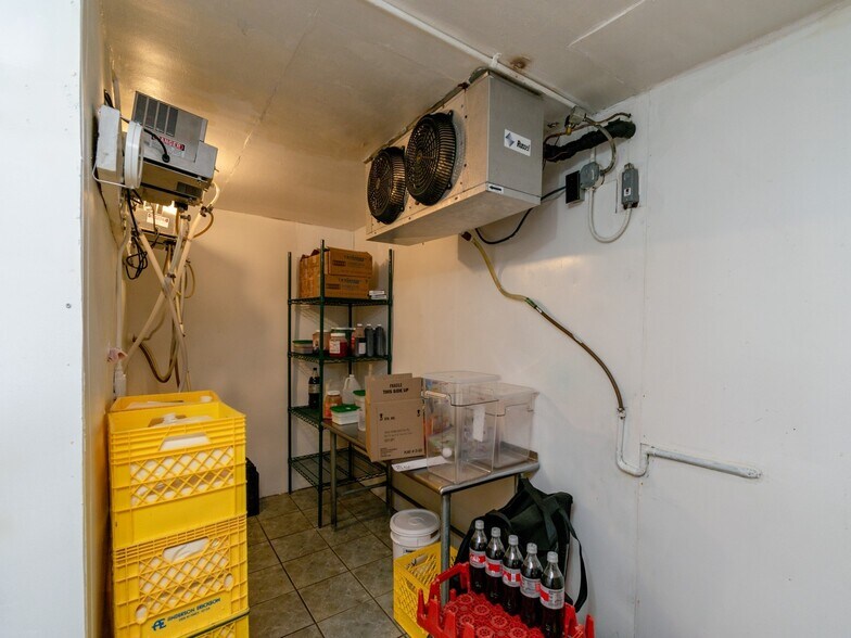 More Photos Of 5814 Hickman Rd, Urbandale General Retail For Sale
