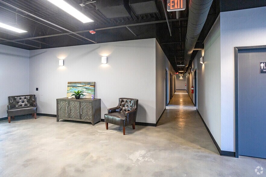 More Photos Of 7901 NE 10th St, Midwest City Office For Sale