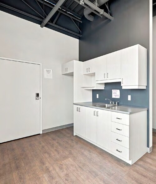 More Photos Of 218 Rue Robinson, Saint-eustache Flex For Lease