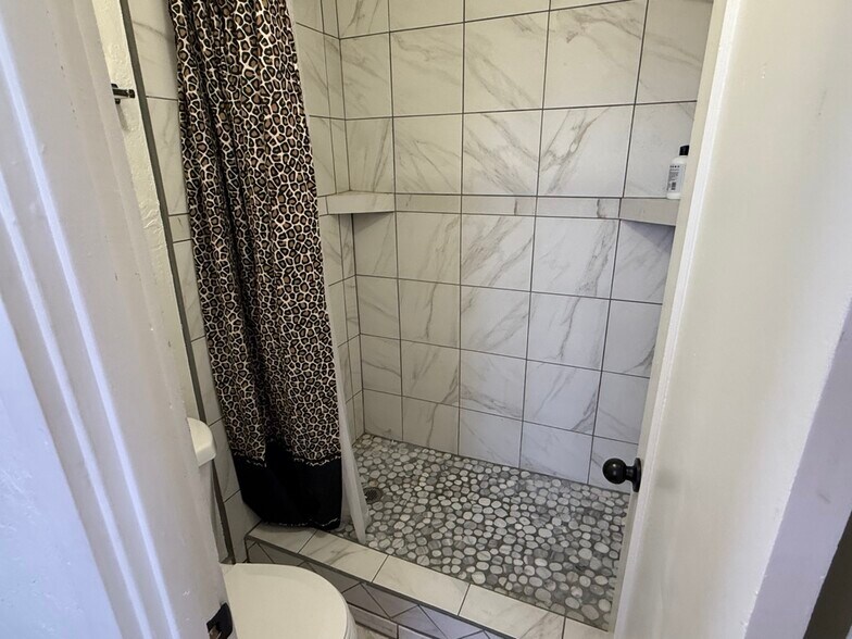 More Photos Of 300 N Broad St, Globe Specialty For Sale