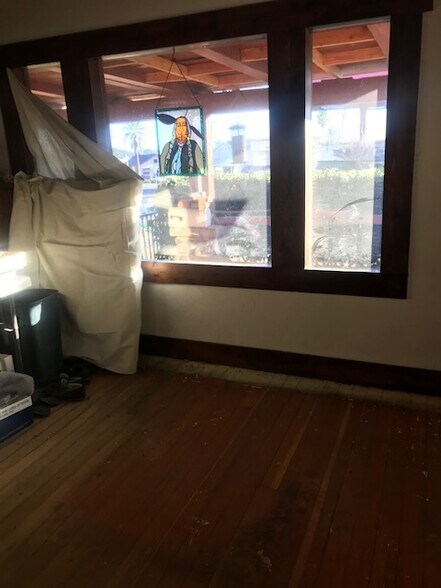 More Photos Of 2757 Foothill Blvd, La Crescenta Freestanding For Sale