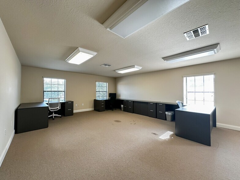 More Photos Of 170 Fitzgerald Rd, Lakeland Office For Lease