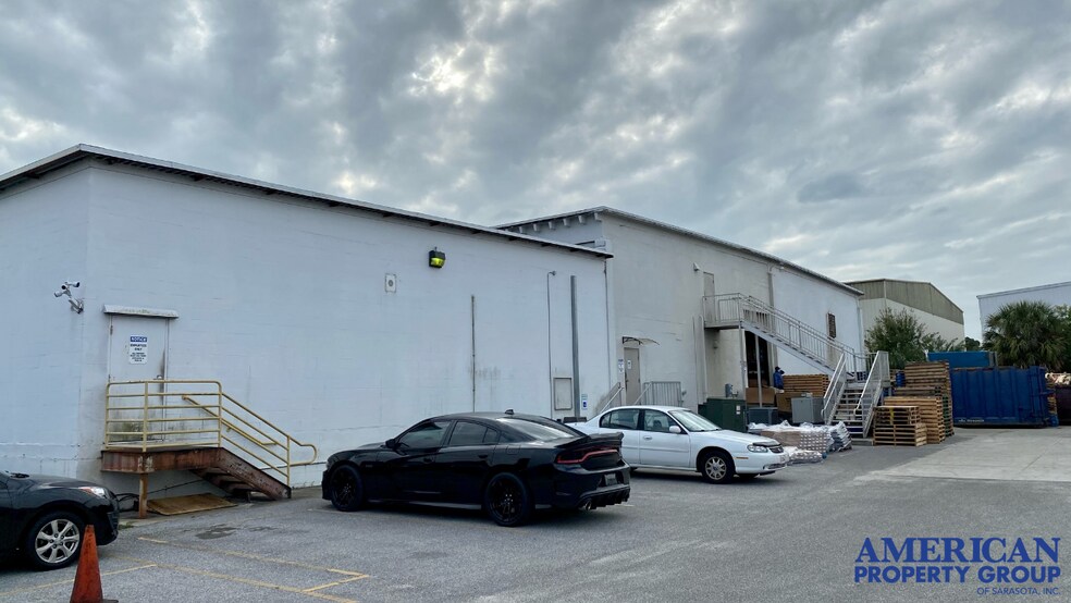 More Photos Of 2075 47th St, Sarasota Warehouse For Lease