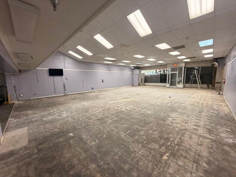 More Photos Of 5645 Hollywood Blvd, Hollywood Storefront For Lease
