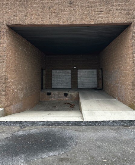 More Photos Of 485 S Broadway, Hicksville Showroom For Lease