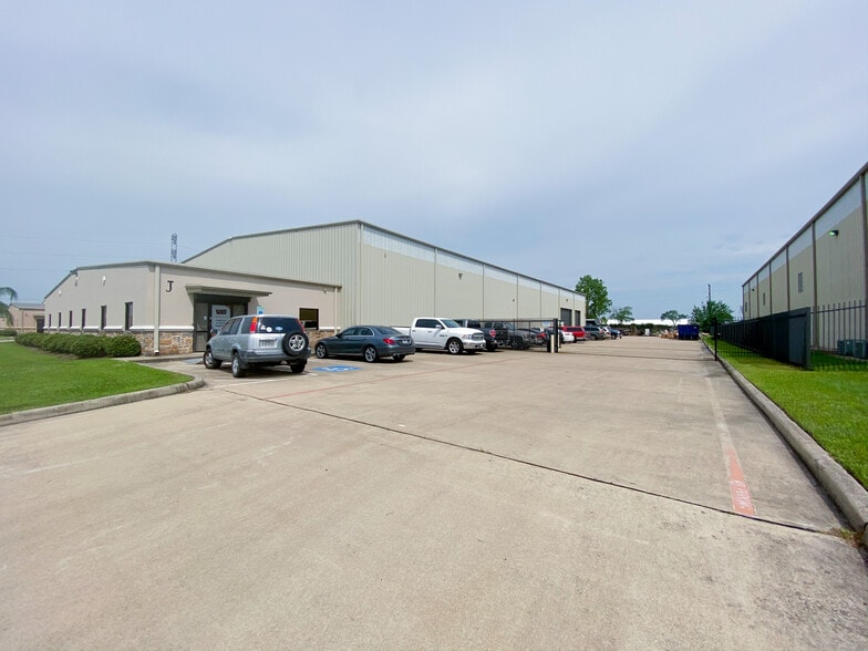 More Photos Of 11050 W Little York Rd, Houston Warehouse For Sale