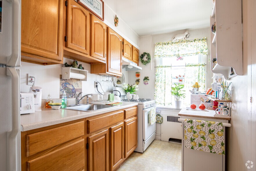 More Photos Of 13-15 Center Pl, Dundalk Storefront Retail Residential For Sale