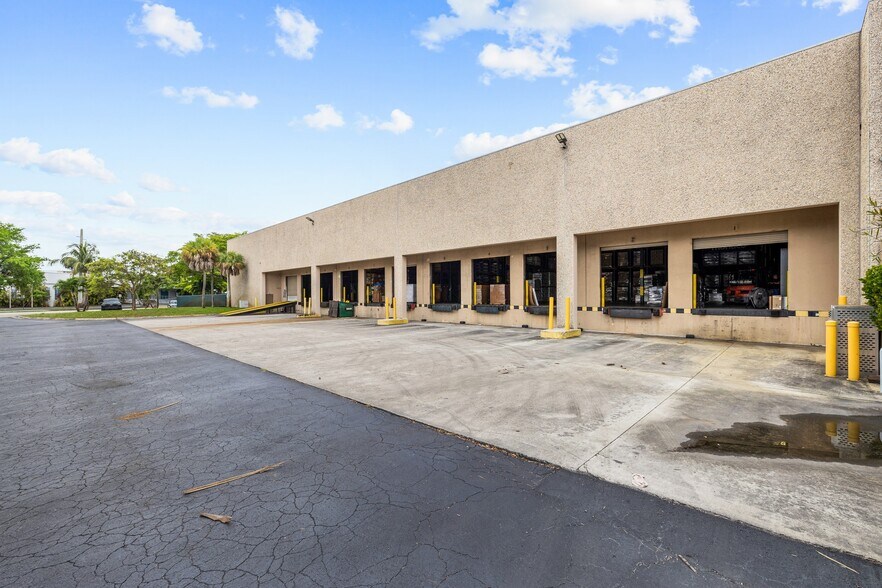 More Photos Of 1120 NW 165th St, Miami Warehouse For Lease