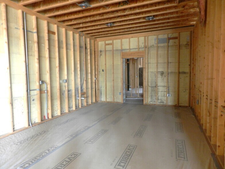 More Photos Of 2520 N River Rd, Olathe Warehouse For Sale