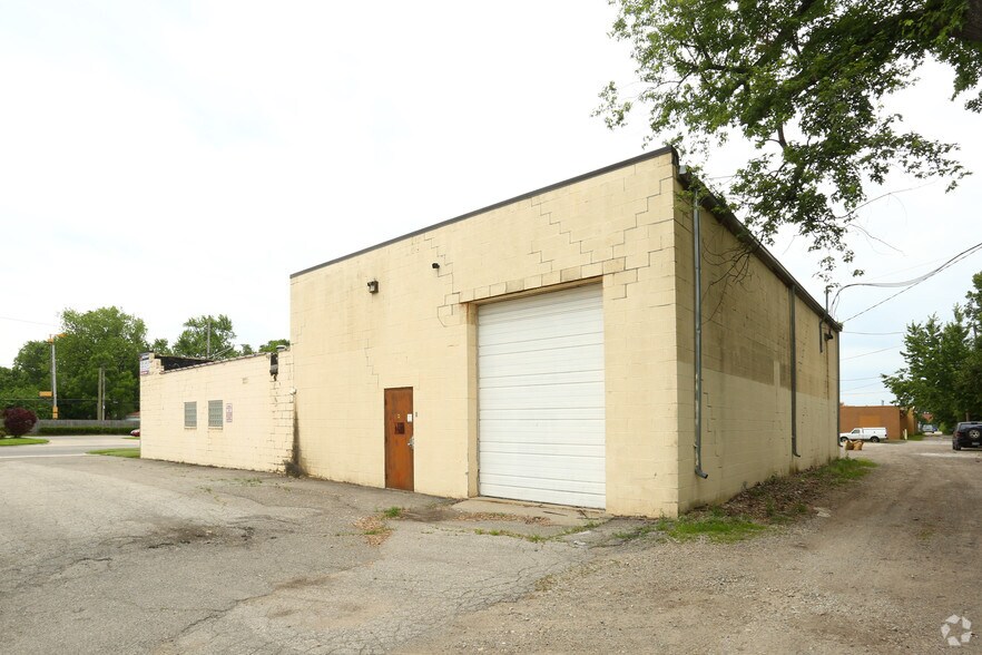 More Photos Of 25916 W 7 Mile Rd, Redford Manufacturing For Sale