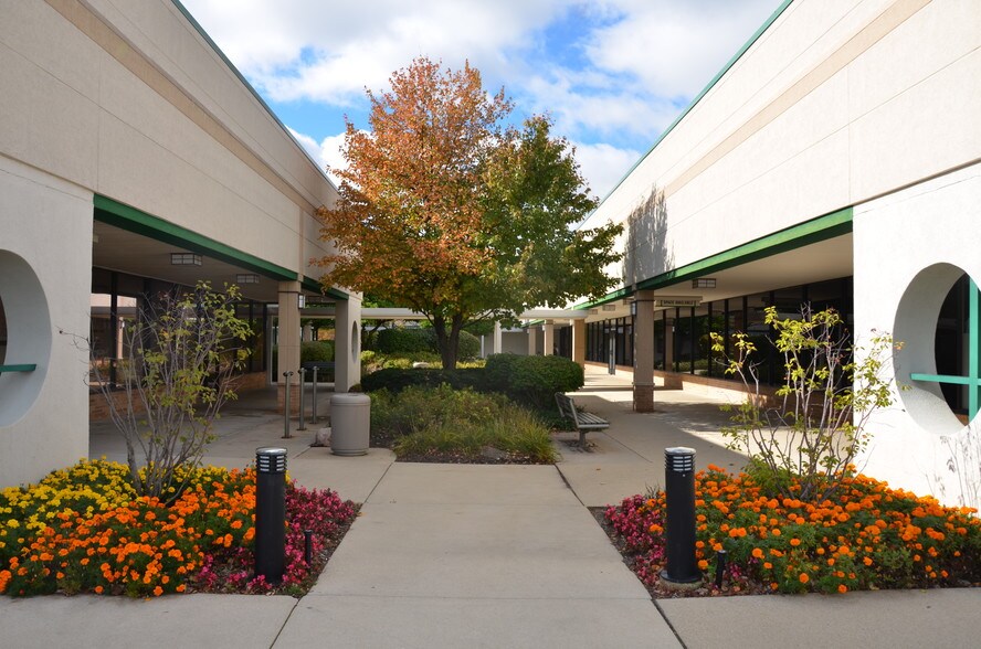 More Photos Of 648-678 N Northwest Hwy, Park Ridge Unknown For Lease