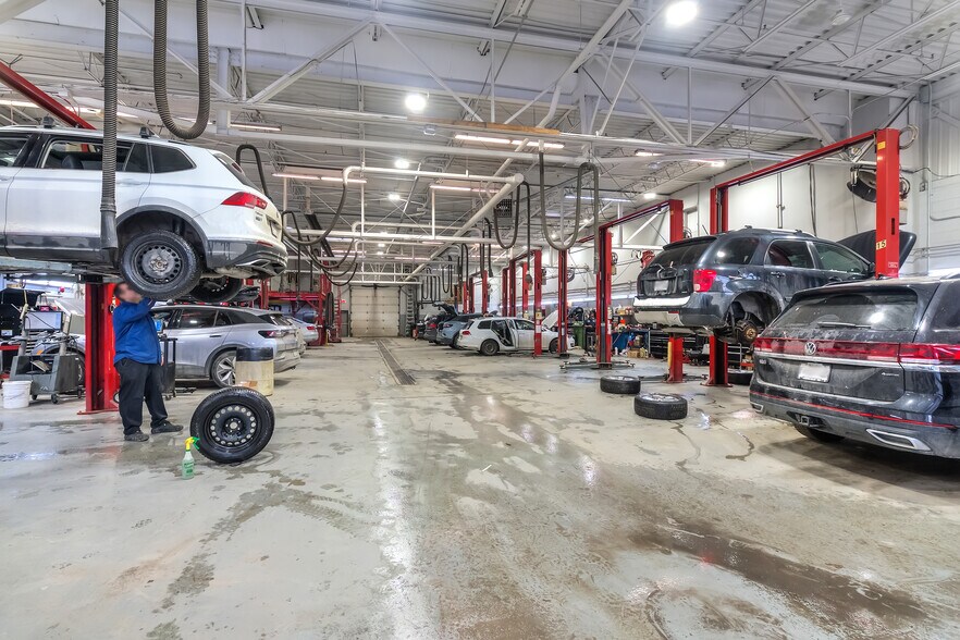 More Photos Of 280 Rue Young, Montréal Auto Repair For Lease