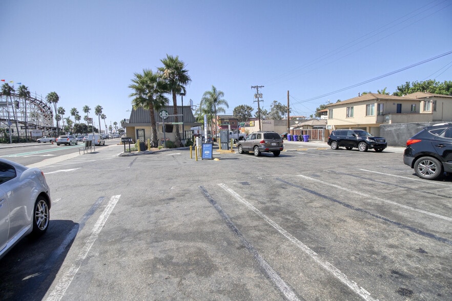 More Photos Of 826 W Mission Bay Dr, San Diego Freestanding For Lease