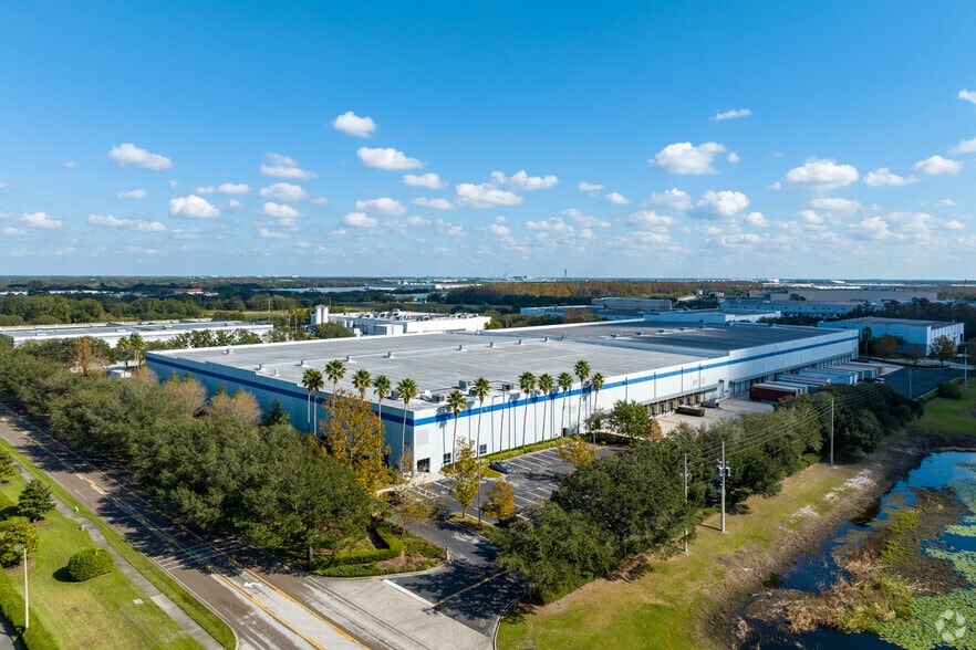 More Photos Of 10601 Southport Dr, Orlando Warehouse For Lease