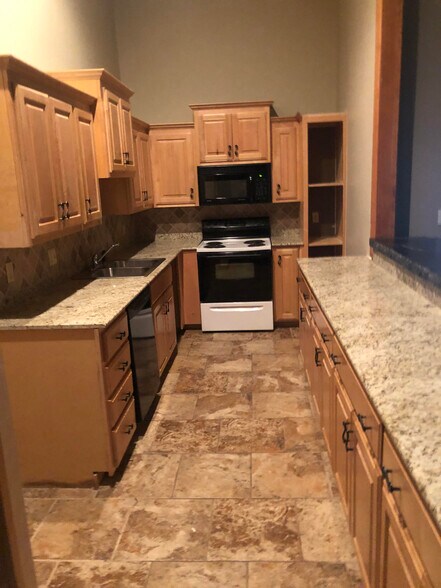 More Photos Of 8222 E 103rd St, Tulsa Unknown For Lease