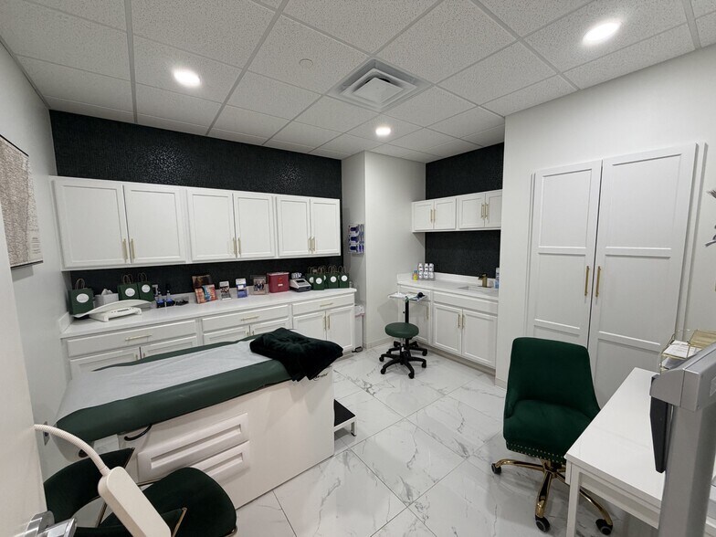 More Photos Of 4305 S Pleasant Crossing Blvd, Rogers Storefront Retail Office For Lease
