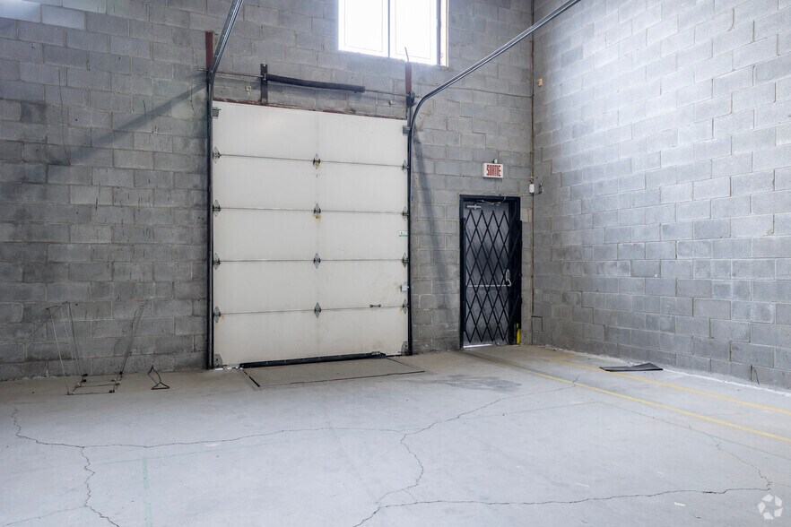 More Photos Of 90A-90F Boul Brunswick, Dollard-des-Ormeaux Warehouse For Lease