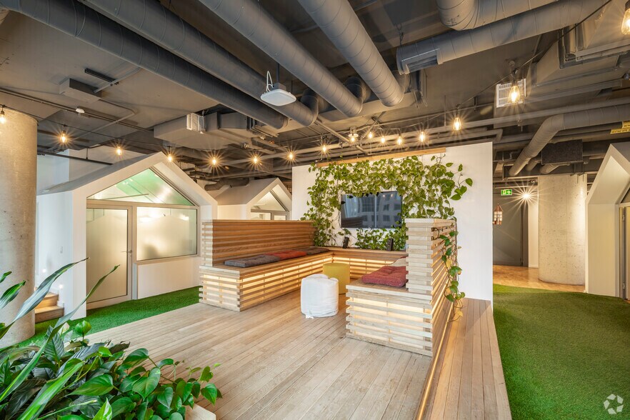 More Photos Of 150 Elgin St, Ottawa Office For Sale