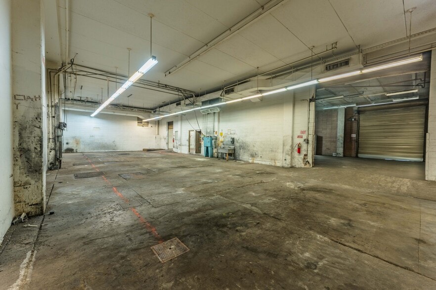 More Photos Of 917 Kokea St, Honolulu Office For Lease