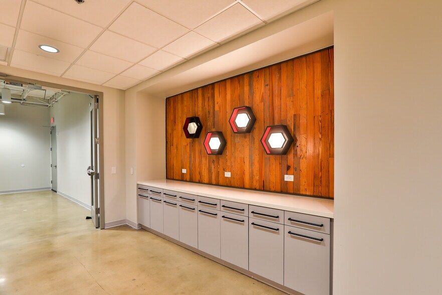 More Photos Of 816 Camaron St, San Antonio Office For Sale