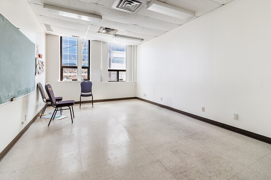 More Photos Of 8270 Av Mountain Sights, Montréal Office For Sale