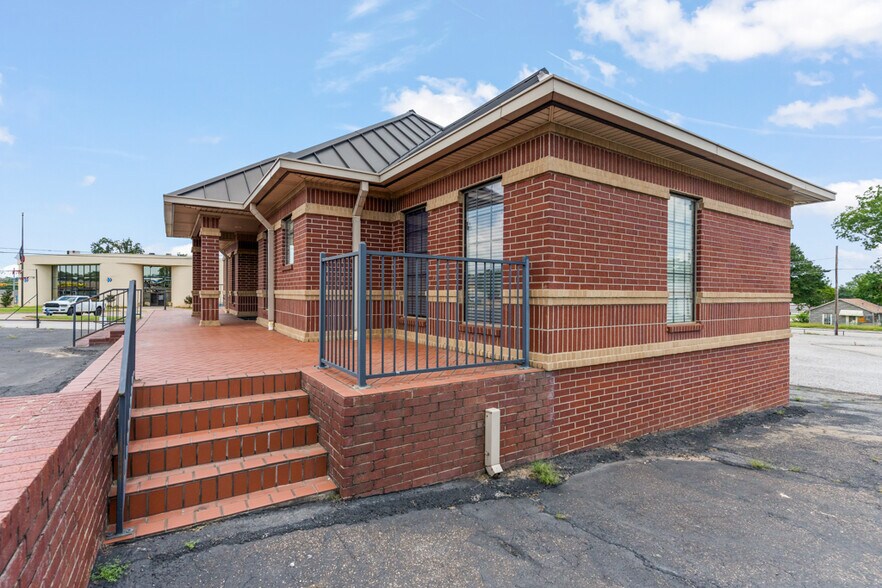 More Photos Of 112 US Highway 271 N, Gilmer Office For Lease