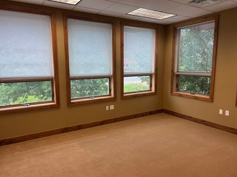 More Photos Of 1404 Hawk Pky, Montrose Medical For Lease