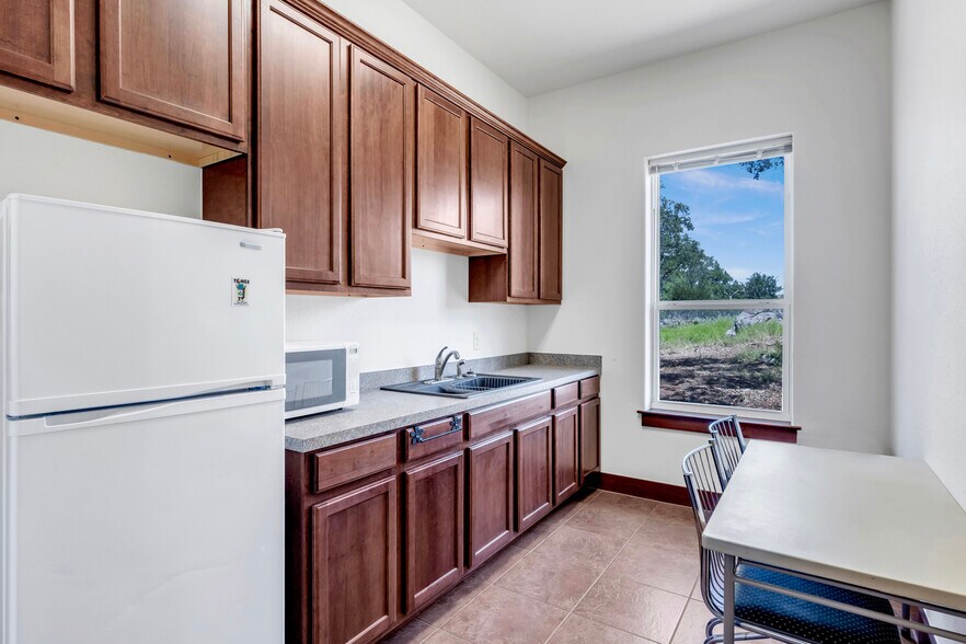 More Photos Of 10490 TX-29, Burnet Office For Sale