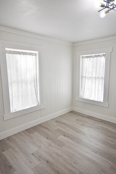 More Photos Of 400 Oak St, Bryan Office Residential For Lease