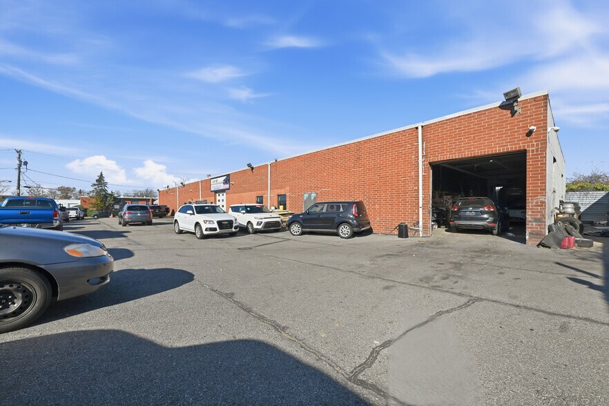 More Photos Of 11 Lucon Dr, Deer Park Showroom For Lease