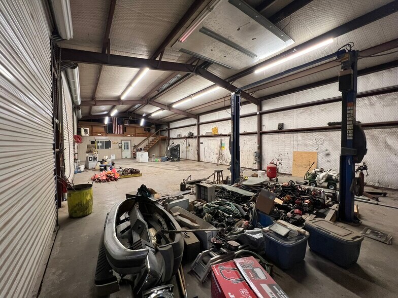 More Photos Of 3226 N Main St, Cleburne Warehouse For Lease