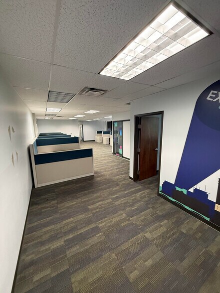 More Photos Of 8435 Keystone Crossing, Indianapolis Office For Lease