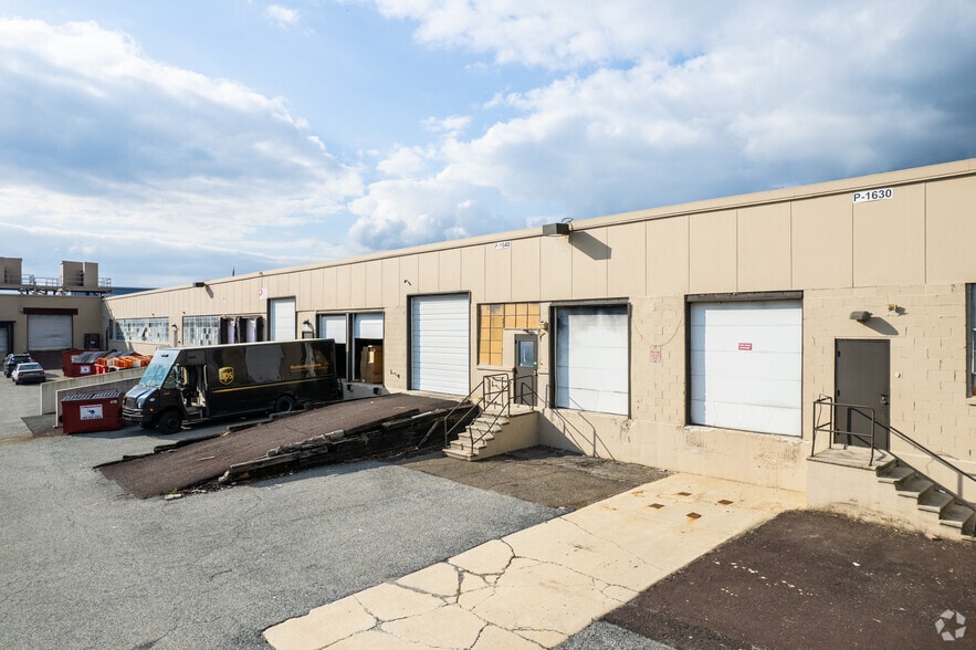 More Photos Of 122 Mill Rd, Oaks Warehouse For Lease