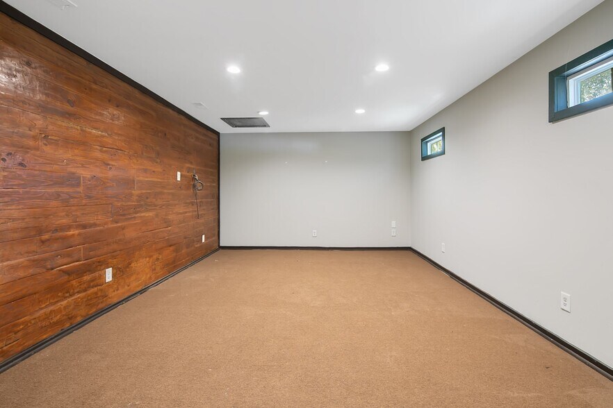 More Photos Of 1500 Gillespie St, Fayetteville Office For Lease