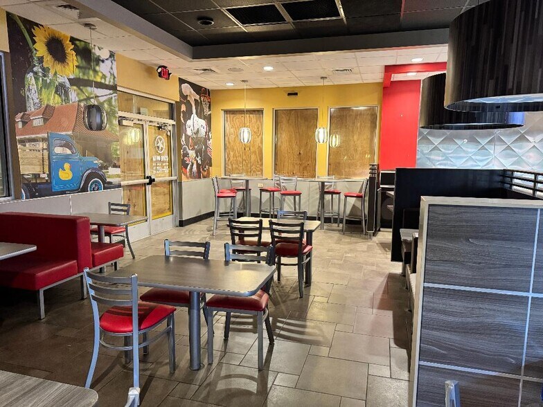 More Photos Of 227 E McGalliard Rd, Muncie Fast Food For Lease