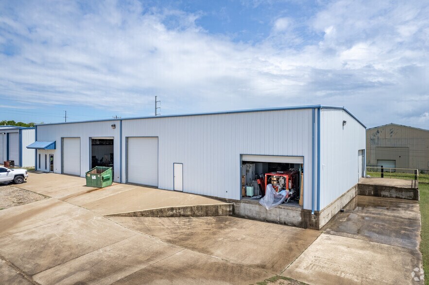 More Photos Of 7766 N Interstate Hwy 35, Temple Warehouse For Lease