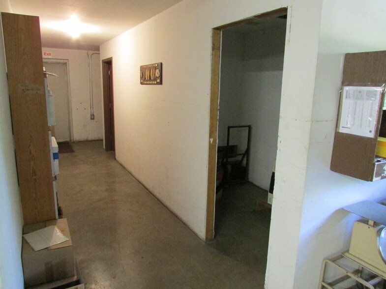 More Photos Of 223 W Danieldale Rd, Dallas Light Distribution For Sale