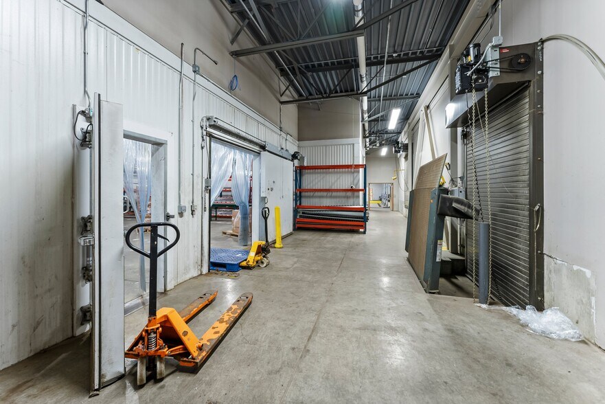 More Photos Of 11180 86th Ave N, Osseo Flex For Lease