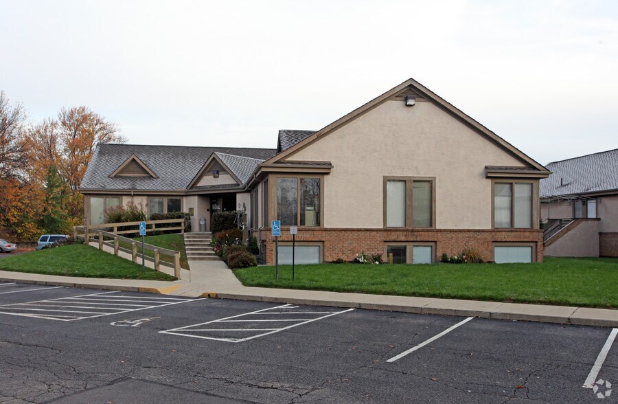 More Photos Of 453 Waterbury Ct, Gahanna Medical For Lease