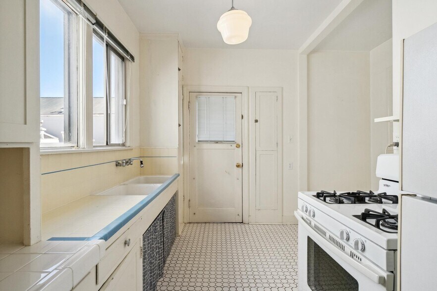 More Photos Of 309 63rd St, Oakland Apartments For Sale