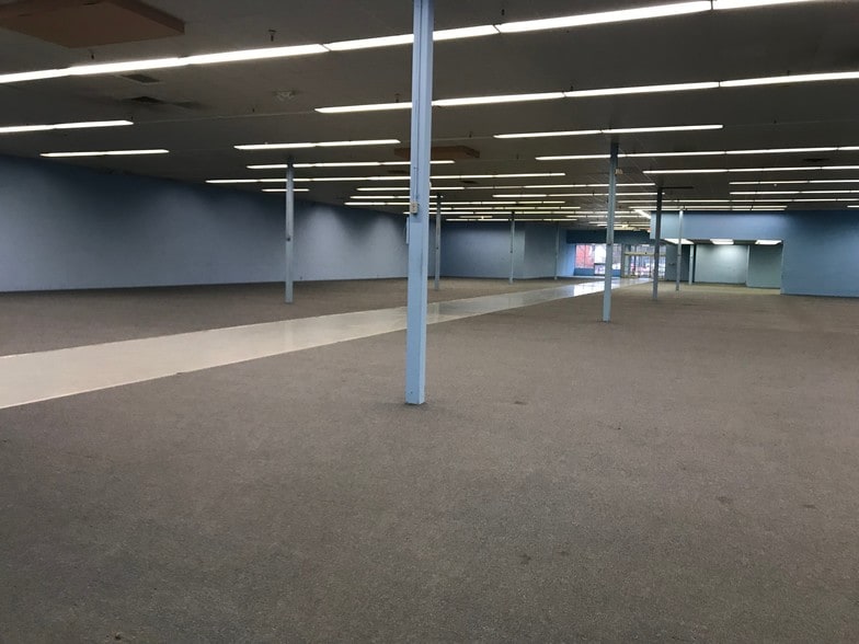 More Photos Of 1556 E Main St, Oak Hill Showroom For Lease