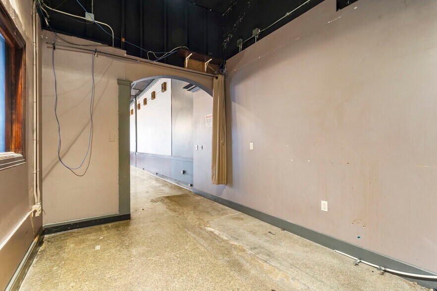 More Photos Of 408 W Walnut St, Springfield Storefront Retail Residential For Lease