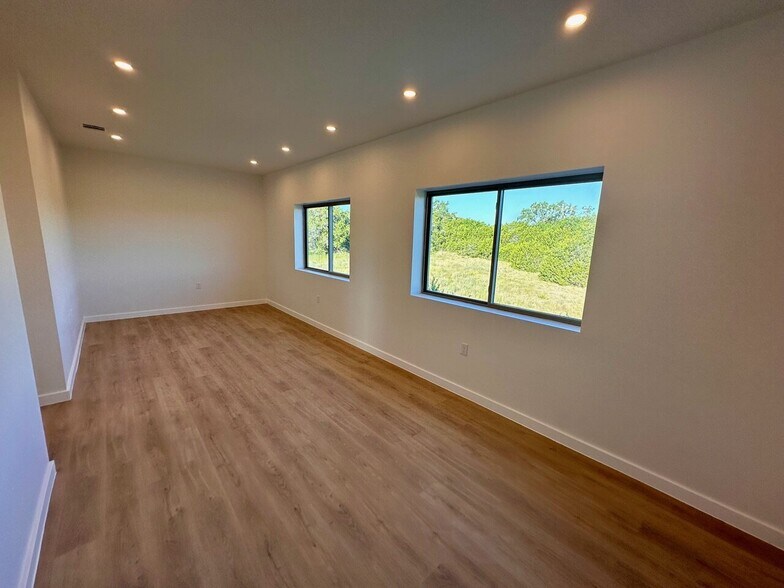More Photos Of 10100 Darden Hill Rd, Austin Light Distribution For Sale