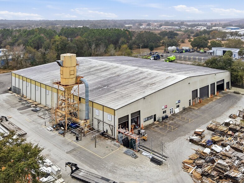 More Photos Of 263-271 Southridge Industrial Dr, Tavares Warehouse For Lease