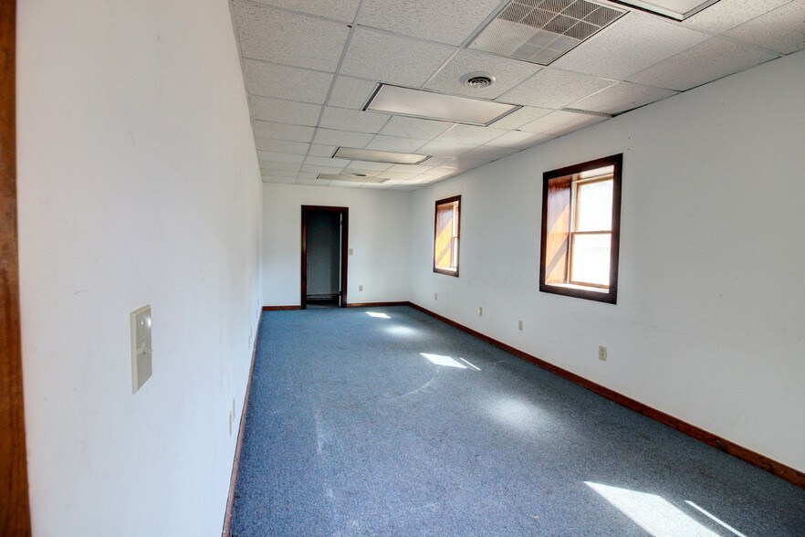 More Photos Of 142 Middle St, Geneva Warehouse For Sale