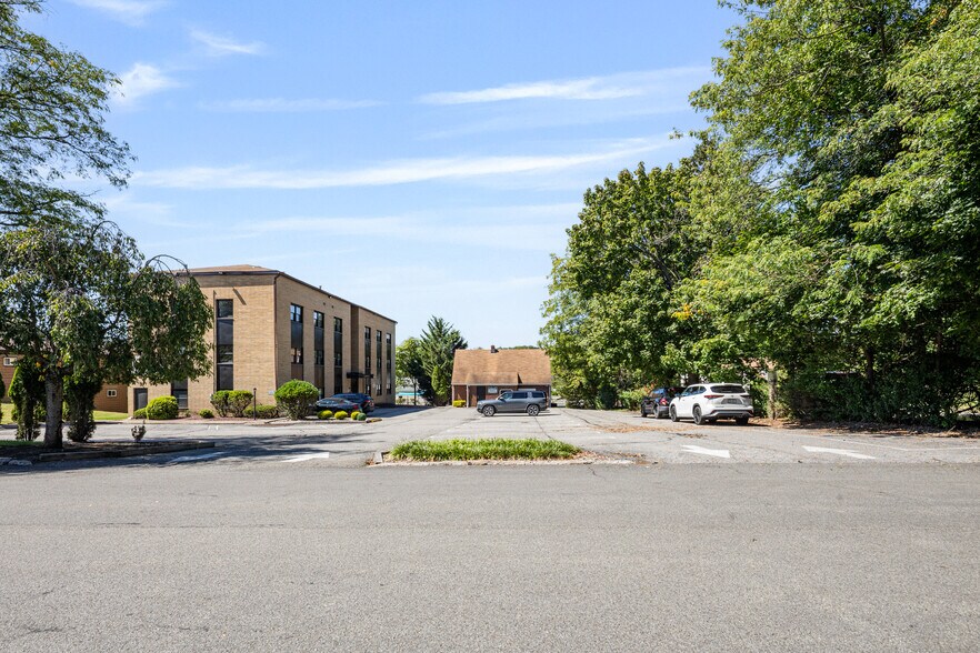 More Photos Of 7 Elmwood Dr, New City Office For Sale