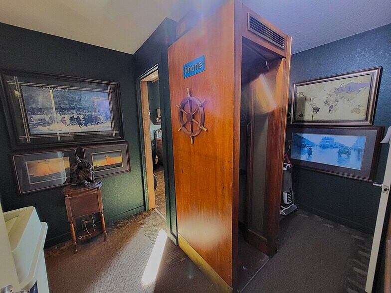 More Photos Of 1209 W 7th St, Joplin Office For Sale