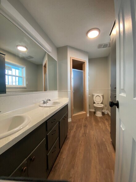 More Photos Of 1173 N Main St, Vidor Office For Lease